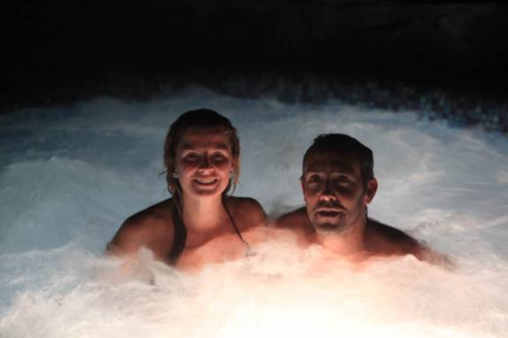 Delicioso banho de água quente ao ar livre em noite chuvosa e fria no Cafe del Cielo, em Baños - Equador